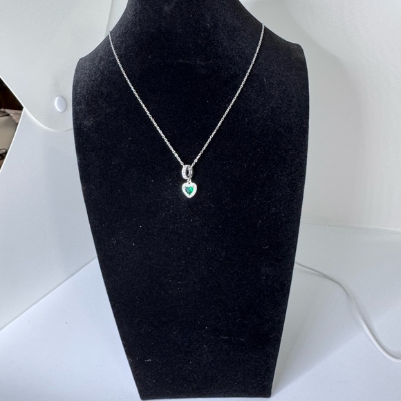 Elegant Silver Necklace with Green Heart Pendant - Picture 2 of 6